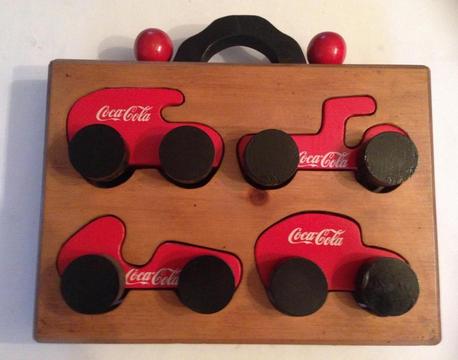 Carritos de Coca Cola removibles. En madera