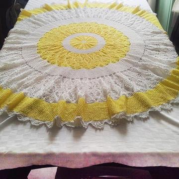 Hermoso Mantel En Crochet Tejido Totalmente A Mano Blanco y amarillo