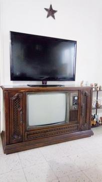 Televisor con Mueble Grande Antiguo
