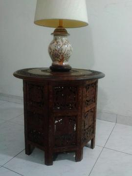 SE VENDE MESA AUXILIAR EN CEDRO Y LAMPARA EN PORCELANA