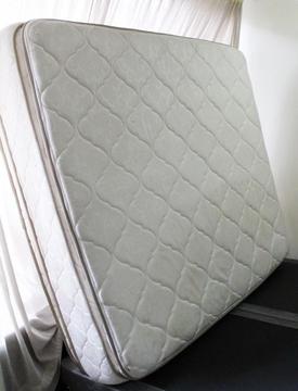 Colchón Romance Relax, tamaño Queen de 160x190x28 cms, con pillow doble cara y con base de cama gris