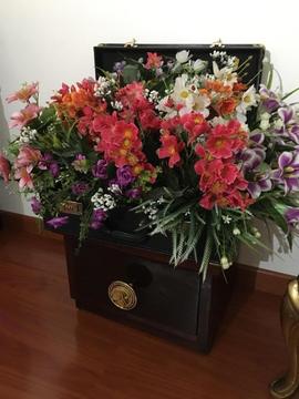 Mesa en madera con decoración en flores