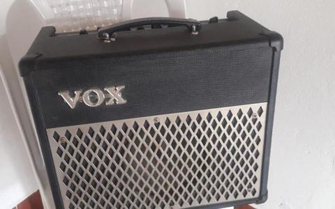 Amplificador VOX con pedal de distorsion