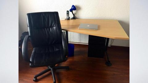 Venta de un escritorio con cajones, una silla gerencial y un archivador