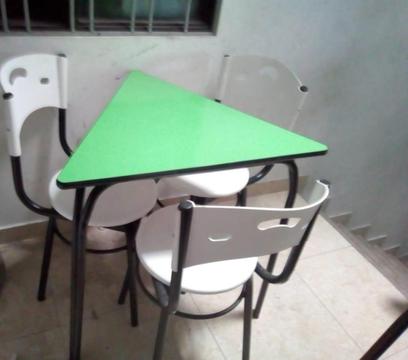 Mesa triangular con sus sillas plásticas para jardines, negocios, patios
