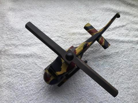 Helicoptero de combate bell en madera pintado a mano con caja de estuche