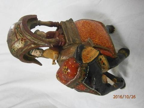 Elefante en madera india con 3 pasajeros con techo color negrorojo