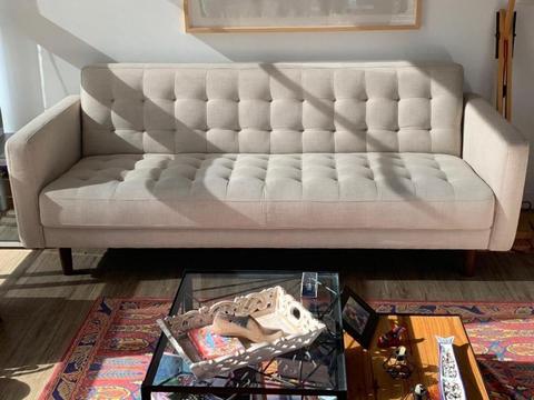 Sofa 3 puesto capitoneado color beige
