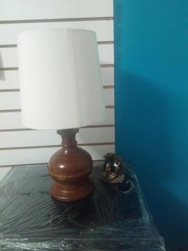 Dos (2) lamparas en madera Nogal