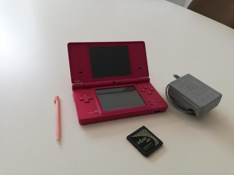 Nintendo DSi Usado (cargador, lápiz táctil, tarjeta R4 Gold)
