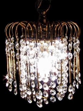¡GANGA **CASI SIN USAR**! Elegante Lámpara de Techo, con CRISTALES, estructura metálica con recubrimiento en oro