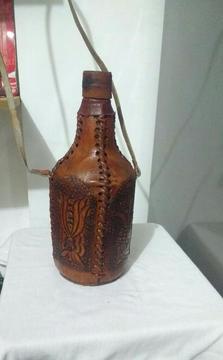 Antigua Botella en Cuero Porta Licor