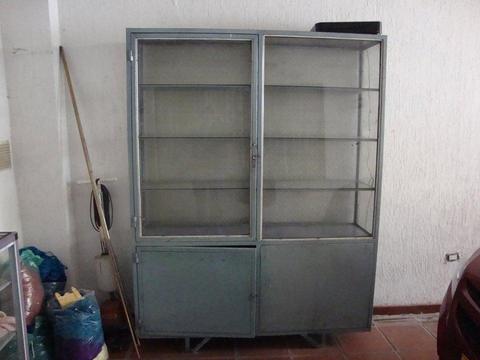 SE VENDE VITRINA GRANDE CON BODEGA