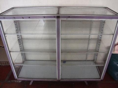 SE VENDE VITRINA LILA