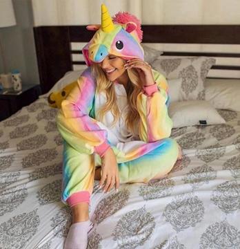 pijama termica o kigurumi de unicornio multicolor