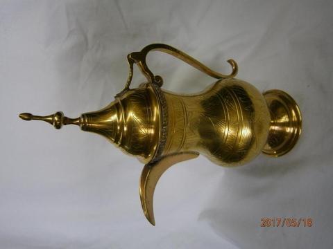 TETERA ARABE CON FIGURAS HOMBRES,EN BRONCE