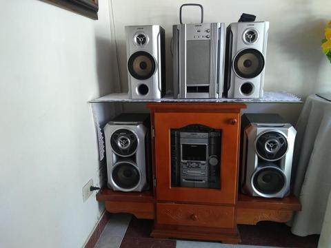 se vende equipo de sonido con mueble y dvd