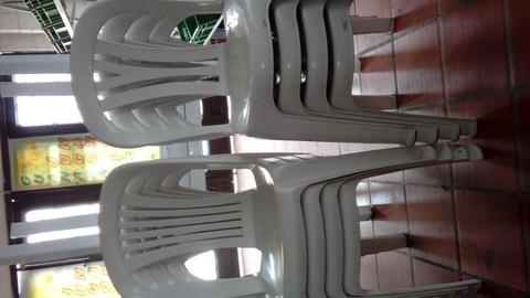 Mesas y sillas plásticas. (Usado)