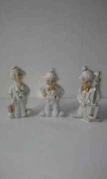 3 pequeños payasos músicos en porcelana blanca y decoración dorada