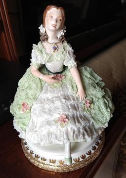 Porcelana Bavaria de muñeca con vestido corrugado 200.000