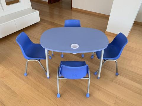 Mesa con 4 sillas para niños