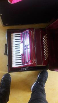 Se vende acordeon italiano exelentes condiciones 3185083183