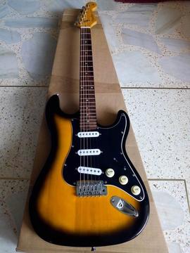 Guitarra Eléctrica Stratocaster Color Tobacco con Decal Y Placa Fender