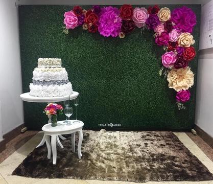 Decoración de eventos y escenografías con flores gigantes