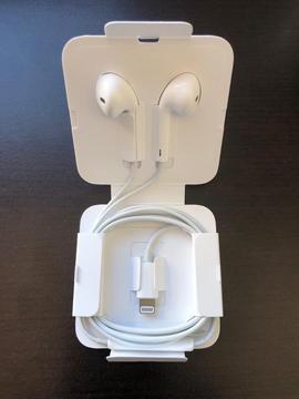 Apple EarPods con conector Lightning, mando integrado para el volumen, reproducción de música y responder llamadas