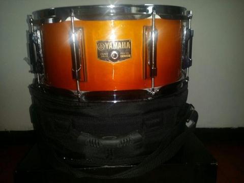 REDOBLANTE YAMAHA EDICION ESPECIAL. MADERA, CON ESTUCHE