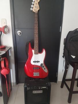 bajo Fender Squier con Amplificador