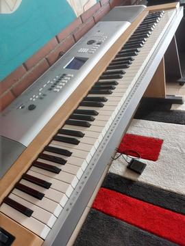 Piano Yamaha DGX-630 perfecto estado 7 octavas, 88 teclas, teclado sensible de tecla pesada