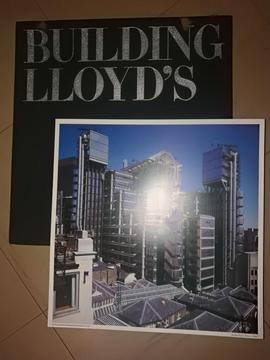 libro del famoso edificio Lloyds de londres. y replica para armar