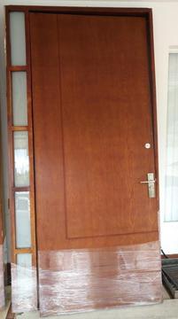 Vendo Puerta Entrada Principal en Madera 100cm x 240cm con 2 cerraduras