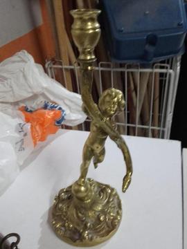 ANTIGUO CANDELABRO EN BRONCE 27 CM DE ALTO POR 11CM DE ANCHO BASE PESO 1252 GRAMOS, PRECIO 80.000