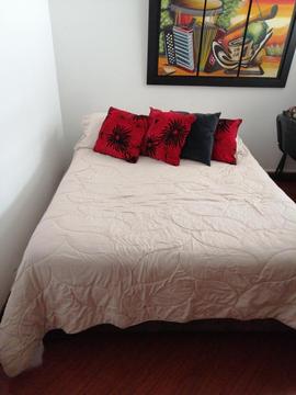 Vendo Cama Doble con Base Y Dos Mesas de