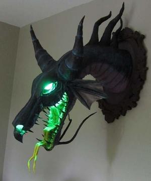 cabeza de dragón decorativa