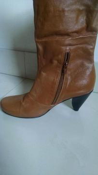 BOTAS COLOR CAMEL, TACON 7.5, TALLA 36, MARCA BATA, SOLO UNA POSTURA!!!