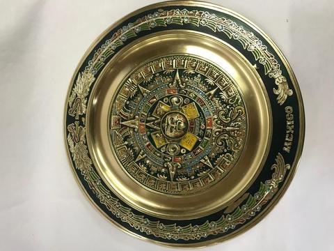 PLATO CALENDARIO AZTECA EN BRONCE CON PINTURAS VERDES Y FIGURA CENTRAL EN RELIEVE