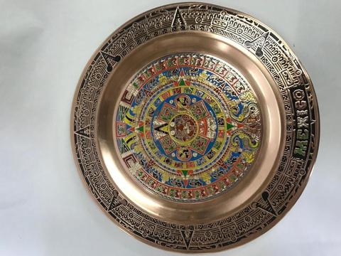 PLATO CALENDARIO AZTECA EN COBRE CON FIGURAS EN RELIEVE, COLORES