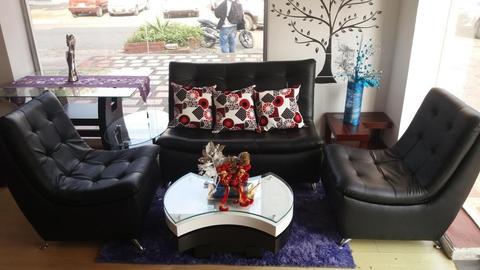 Sala estilo Luanda con sofa dos puestos, dos sillas y mesa