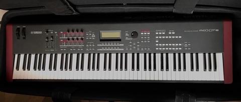 Piano Yamaha MOXF8 con estuche semiduro