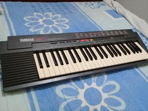 Piano Yamaha PSR-3 con accesorios