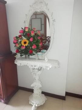 Mesa auxiliar con espejo para decorar y avivar tu Sala