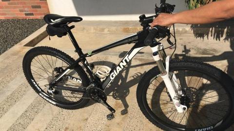 Bicicleta Giant Alum Rock Shock Pereira