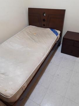 Cama con Colchón Y Mesa