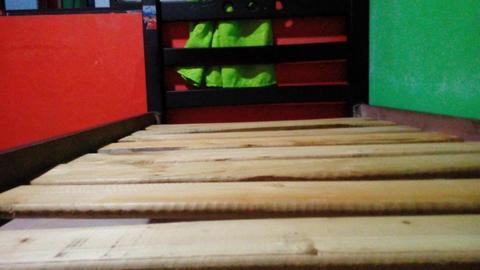 se vende cama en madera