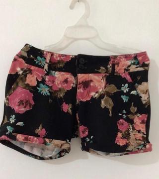 Short Negro con Flores Talla S