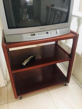 SE VENDE MESA DE CEDRO