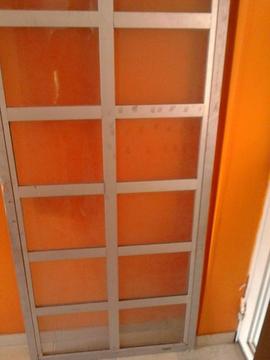 Puerta en aluminio con vidrios